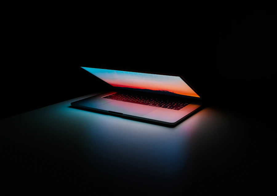 Ambiente de tecnologia industrial com equipamentos e iluminação azul