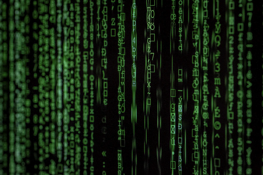 Padrão de dados e código em tons de verde representando telemetria